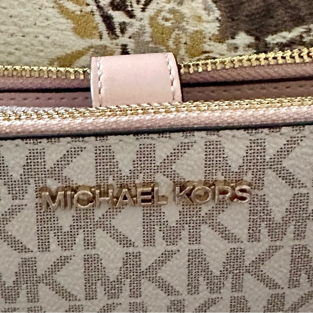 Michael Kors Wristlet. Large Jet Set Blush Multi Huge organization - Picture 6 of 15